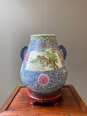 Grand vase de forme 'hu' en porcelaine de Chine doucai-rose à décor de papillons et d'oiseaux, marque et époque de Qianlong — photo 3