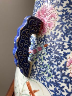 Grand vase de forme 'hu' en porcelaine de Chine doucai-rose à décor de papillons et d'oiseaux, marque et époque de Qianlong — photo 6