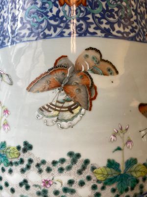 Grand vase de forme 'hu' en porcelaine de Chine doucai-rose à décor de papillons et d'oiseaux, marque et époque de Qianlong — photo 8