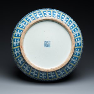 Grand vase de forme 'hu' en porcelaine de Chine doucai-rose à décor de papillons et d'oiseaux, marque et époque de Qianlong — photo 6