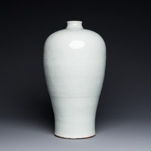 Grand vase de forme 'meiping' en porcelaine de Chine de type tianbai à décor incisé, Ming, 15ème — photo 3