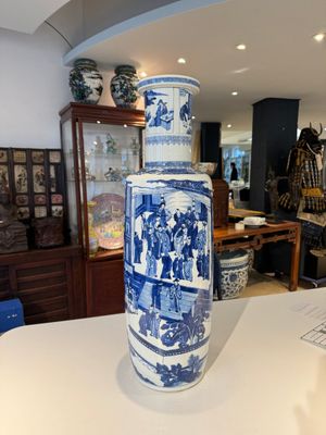 Grand vase de forme roulea en porcelaine de Chine en bleu et blanc à décor de 'Guo Ziyi 郭子儀拜壽', Kangxi — photo 1
