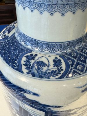Grand vase de forme roulea en porcelaine de Chine en bleu et blanc à décor de 'Guo Ziyi 郭子儀拜壽', Kangxi — photo 17