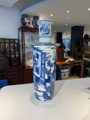 Grand vase de forme roulea en porcelaine de Chine en bleu et blanc à décor de 'Guo Ziyi 郭子儀拜壽', Kangxi — photo 4