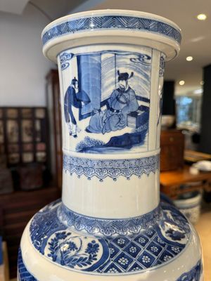 Grand vase de forme roulea en porcelaine de Chine en bleu et blanc à décor de 'Guo Ziyi 郭子儀拜壽', Kangxi — photo 5