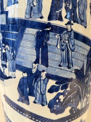 Grand vase de forme roulea en porcelaine de Chine en bleu et blanc à décor de 'Guo Ziyi 郭子儀拜壽', Kangxi — photo 10