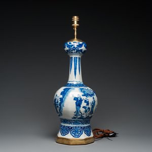 Grand vase en faïence de Delft en bleu et blanc à décor chinois monté en lampe, 1er quart du 18ème — photo 2