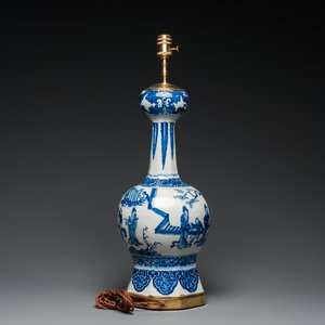 Grand vase en faïence de Delft en bleu et blanc à décor chinois monté en lampe, 1er quart du 18ème — photo 3