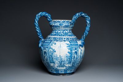 Grand vase en faïence de Delft en bleu et blanc à décor d'un manoir, 1er quart du 18ème