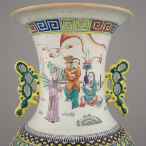 Grand vase en porcelaine de Chine à décor de scènes de jardin, 19e — photo 7