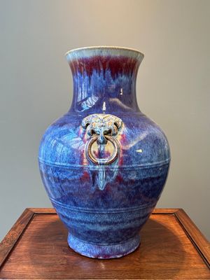 Grand vase en porcelaine de Chine à émail flambé aux anses en form de taotie, Qing — photo 1