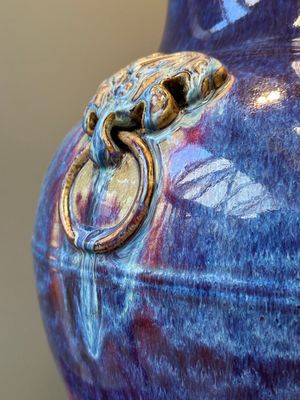 Grand vase en porcelaine de Chine à émail flambé aux anses en form de taotie, Qing — photo 11