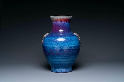 Grand vase en porcelaine de Chine à émail flambé aux anses en form de taotie, Qing