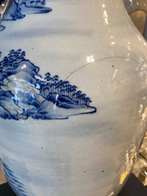 Grand vase en porcelaine de Chine en bleu, blanc et rouge de cuivre à décor d'un paysage fluvial montagneux, 19ème — photo 12