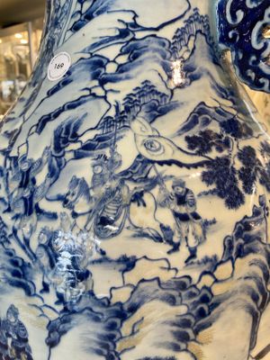 Grand vase en porcelaine de Chine en bleu, blanc et rouge de cuivre à décor d'un paysage fluvial montagneux, 19ème — photo 3