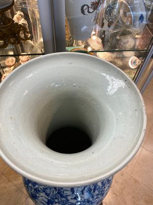 Grand vase en porcelaine de Chine en bleu, blanc et rouge de cuivre à décor d'un paysage fluvial montagneux, 19ème — photo 10