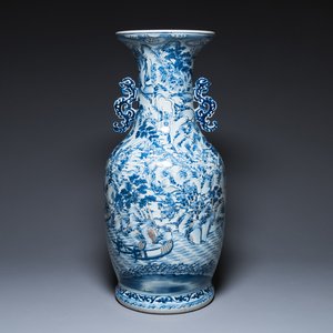 Grand vase en porcelaine de Chine en bleu, blanc et rouge de cuivre à décor d'un paysage fluvial montagneux, 19ème — photo 1