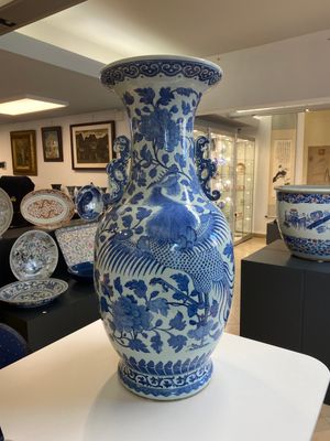 Grand vase en porcelaine de Chine en bleu et blanc à décor de phénix et pivoines, 19ème — photo 1