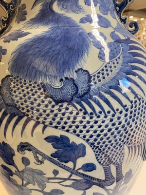 Grand vase en porcelaine de Chine en bleu et blanc à décor de phénix et pivoines, 19ème — photo 11