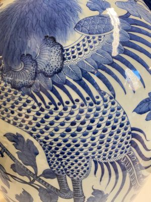 Grand vase en porcelaine de Chine en bleu et blanc à décor de phénix et pivoines, 19ème — photo 4