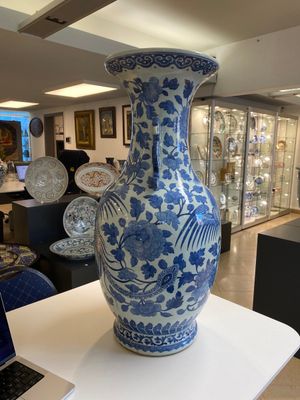 Grand vase en porcelaine de Chine en bleu et blanc à décor de phénix et pivoines, 19ème — photo 6