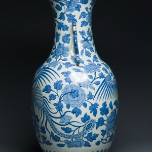 Grand vase en porcelaine de Chine en bleu et blanc à décor de phénix et pivoines, 19ème — photo 4