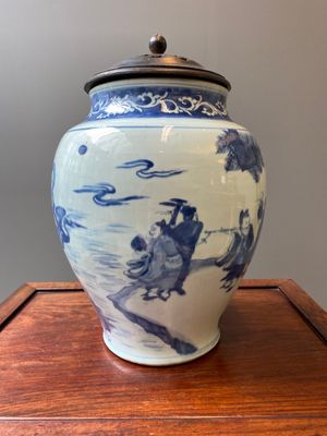 Grand vase en porcelaine de Chine en bleu et blanc à décor d'immortels, époque Transition — photo 2