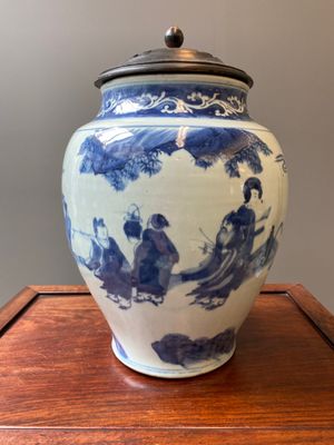 Grand vase en porcelaine de Chine en bleu et blanc à décor d'immortels, époque Transition — photo 3