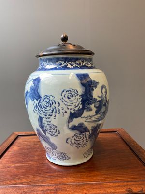 Grand vase en porcelaine de Chine en bleu et blanc à décor d'immortels, époque Transition — photo 5