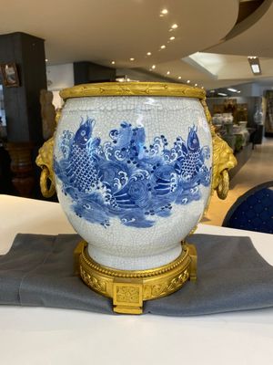 Grand vase en porcelaine de Chine en bleu et blanc à fond craquelé à monture en bronze doré, 18/19ème — photo 1