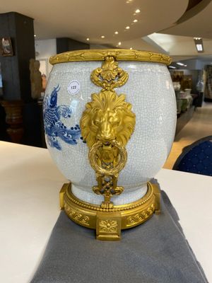 Grand vase en porcelaine de Chine en bleu et blanc à fond craquelé à monture en bronze doré, 18/19ème — photo 2
