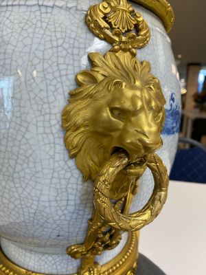 Grand vase en porcelaine de Chine en bleu et blanc à fond craquelé à monture en bronze doré, 18/19ème — photo 5