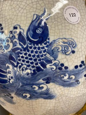 Grand vase en porcelaine de Chine en bleu et blanc à fond craquelé à monture en bronze doré, 18/19ème — photo 8
