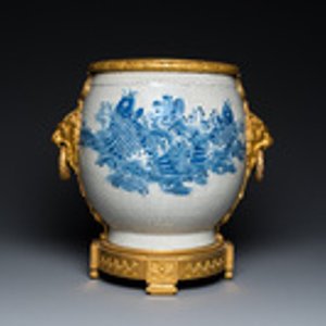 Grand vase en porcelaine de Chine en bleu et blanc à fond craquelé à monture en bronze doré, 18/19ème — photo 2