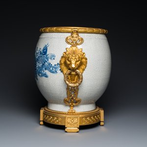 Grand vase en porcelaine de Chine en bleu et blanc à fond craquelé à monture en bronze doré, 18/19ème — photo 3