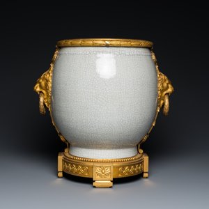 Grand vase en porcelaine de Chine en bleu et blanc à fond craquelé à monture en bronze doré, 18/19ème — photo 4