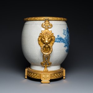 Grand vase en porcelaine de Chine en bleu et blanc à fond craquelé à monture en bronze doré, 18/19ème — photo 5