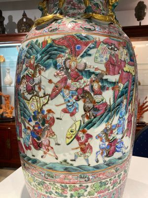 Grand vase en porcelaine de Chine famille rose à décor de scènes de palais, 19ème — photo 3