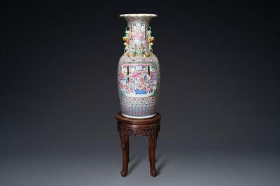Grand vase en porcelaine de Chine famille rose à décor de scènes de palais, 19ème