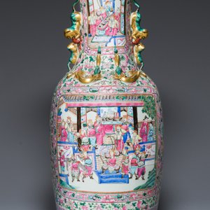 Grand vase en porcelaine de Chine famille rose à décor de scènes de palais, 19ème — photo 2