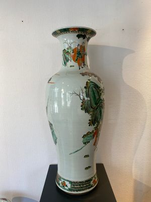 Grand vase en porcelaine de Chine famille verte à sujet narratif, marque de Kangxi, 19ème — photo 3