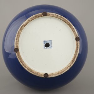 Grand vase en porcelaine de Chine, monochrome bleu, marqué Qianlong, 19e — photo 8