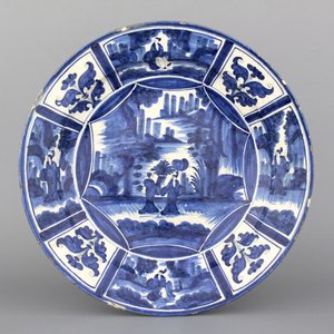 Grand vase fin en forme d'urne en faïence de Delft, bleu et blanc avec chinoiserie, décor scène de thé, 17e — photo 1