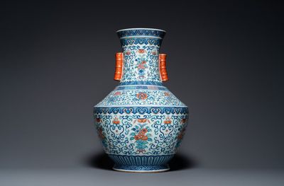 Grand vase 'hu' en porcelaine de Chine doucai, marque de Qianlong, 19ème