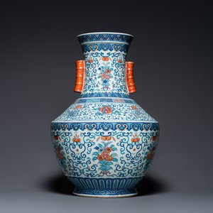 Grand vase 'hu' en porcelaine de Chine doucai, marque de Qianlong, 19ème — photo 1