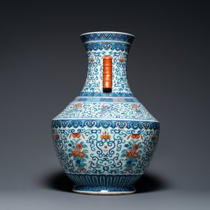 Grand vase 'hu' en porcelaine de Chine doucai, marque de Qianlong, 19ème — photo 2