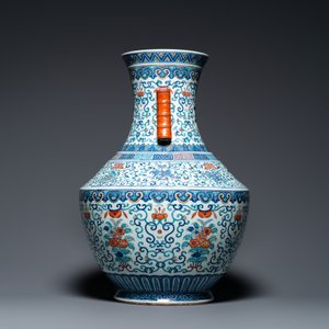 Grand vase 'hu' en porcelaine de Chine doucai, marque de Qianlong, 19ème — photo 4