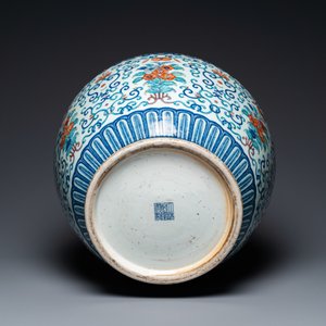 Grand vase 'hu' en porcelaine de Chine doucai, marque de Qianlong, 19ème — photo 5