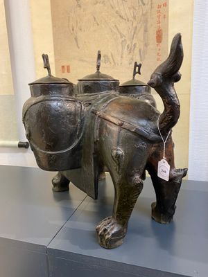 Grand vase 'touhu' en bronze en forme de lion, Chine, Ming — photo 12