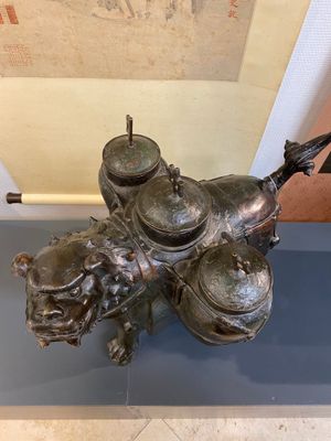 Grand vase 'touhu' en bronze en forme de lion, Chine, Ming — photo 3